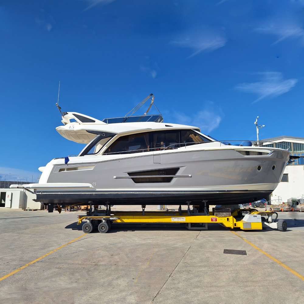 Greenline Fly 45 z elegantno sivo folijo – primer vrhunskega wrappinga colna 38.
