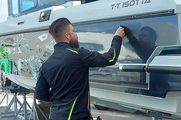 Profesionalni proces polepitve vozil in plovil pri Wrap4you - od svetovanja do vrhunske izvedbe4.