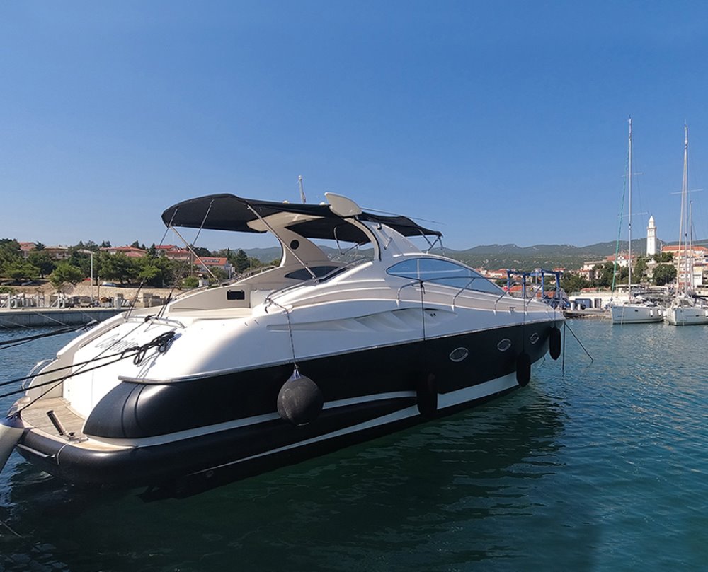Plovilo v barvi Nautic Blue, folirana s 3M navticno folijo, primerna za dolgotrajno zascito 43.