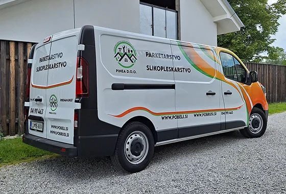 Oblikovanje po meri in polepitev dostavnega kombija Renault Traffic 70.