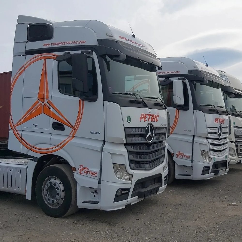 Foliranje tovornega vozila Actros z reklamo za kamione 52.