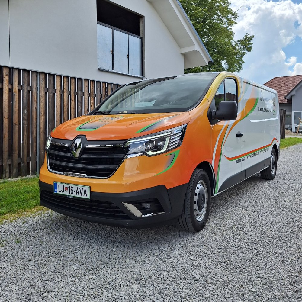 Oblikovanje po meri in polepitev dostavnega kombija Renault Traffic 74.