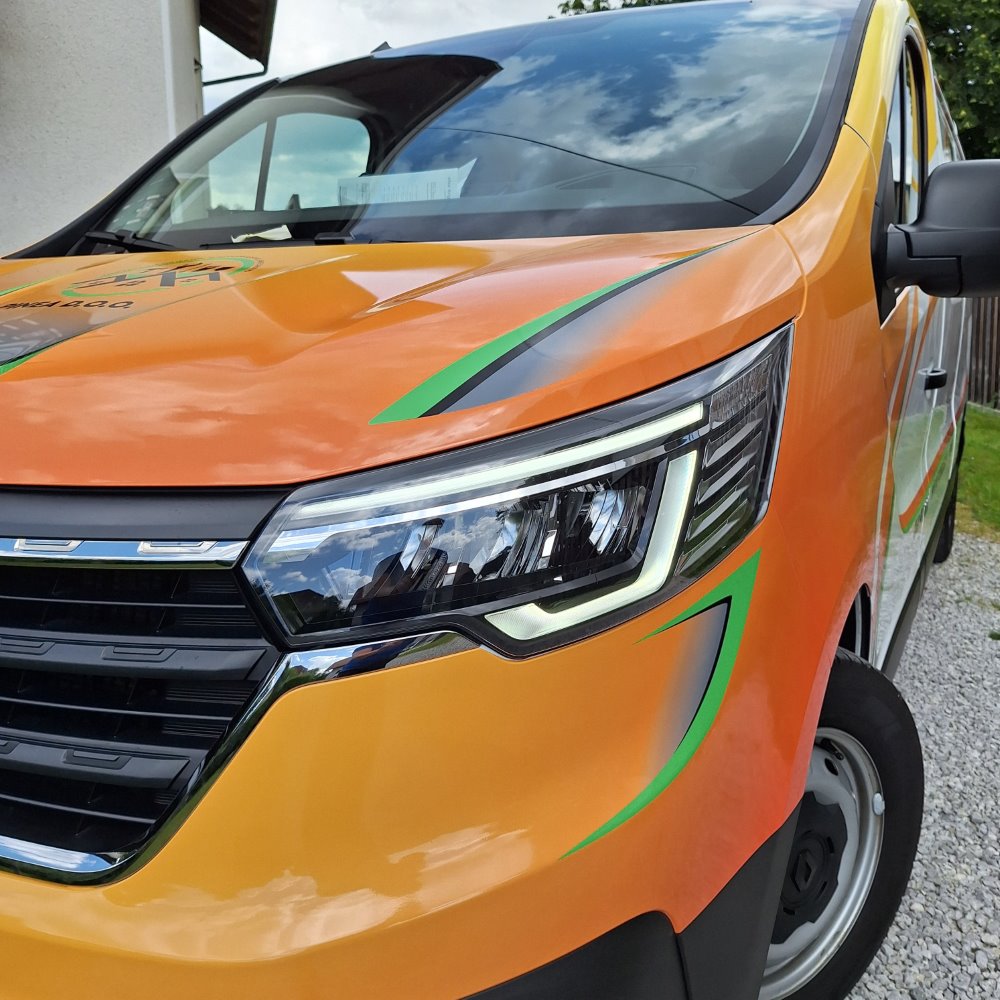 Oblikovanje po meri in polepitev dostavnega kombija Renault Traffic 61.