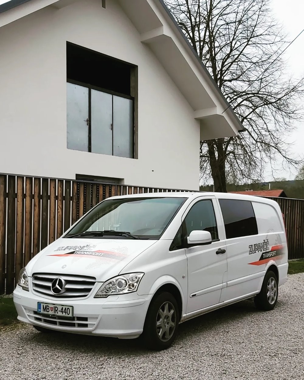 Oblikovanje po meri in polepitev dostavnega kombija Mercedes Vito 53.