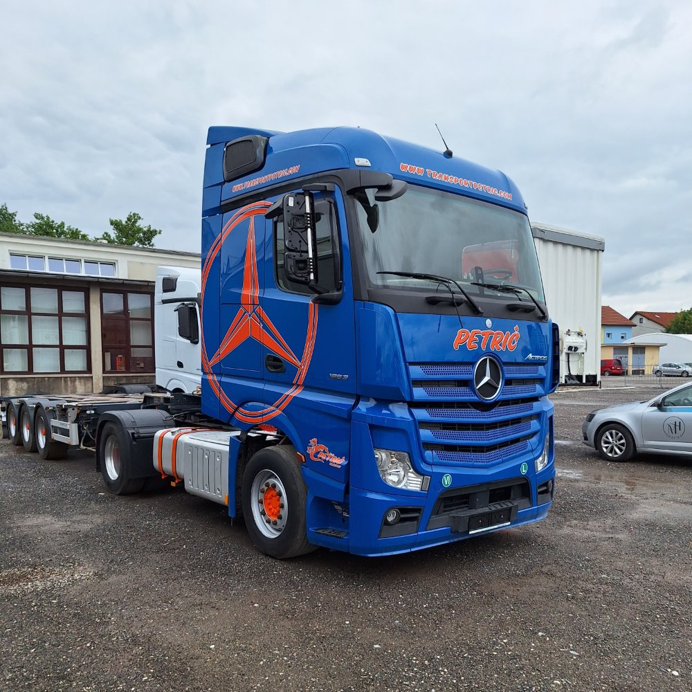 Foliranje tovornega vozila Actros z reklamo za kamione 69.