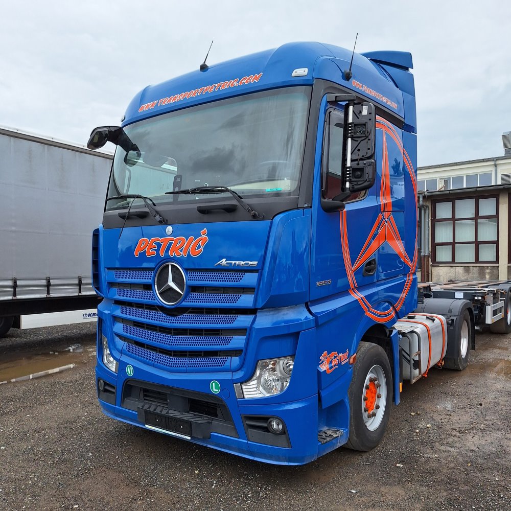 Foliranje tovornega vozila Actros z reklamo za kamione 51.
