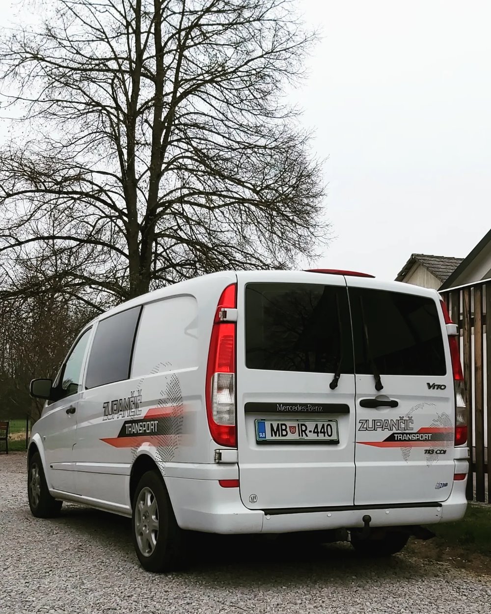 Oblikovanje po meri in polepitev dostavnega kombija Mercedes Vito 54.