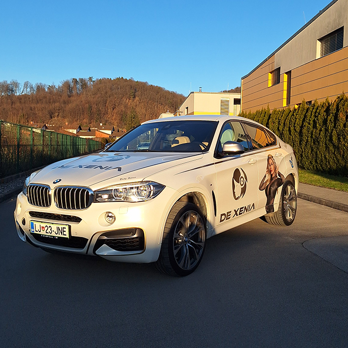 Zlata folija in dizajn reklame na vozilu BMW Xenia AC Arvi 107.