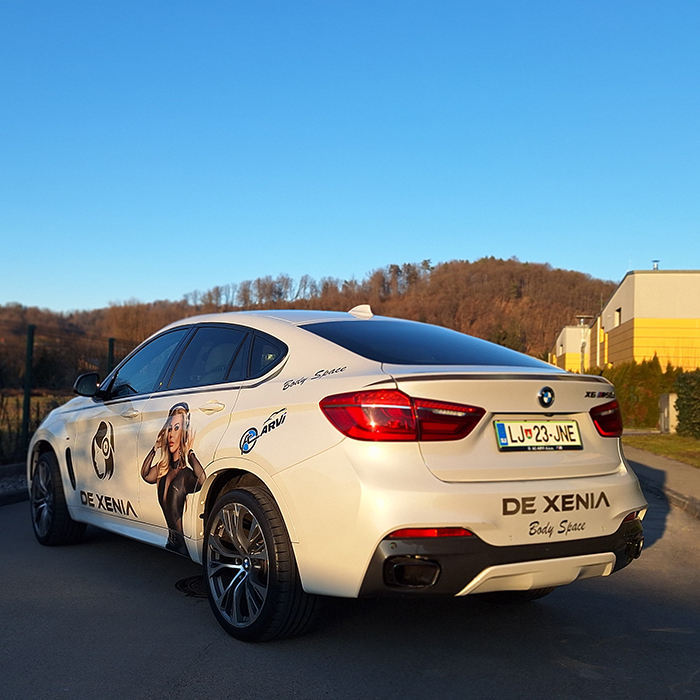 Zlata folija in dizajn reklame na vozilu BMW Xenia AC Arvi 108.