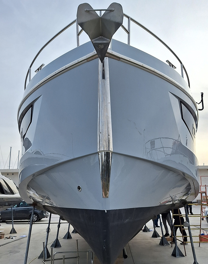 Seamaster 45 s personaliziranimi nalepkami in zascitno folijo – estetska zascita plovila 88.