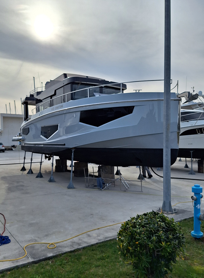 Seamaster 45 s personaliziranimi nalepkami in zascitno folijo – estetska zascita plovila 89.