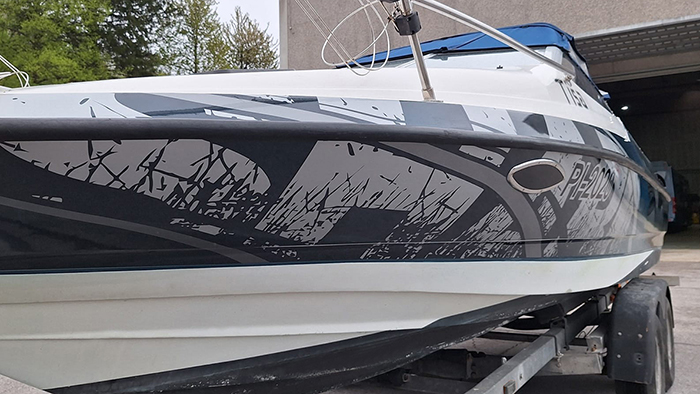 Bayliner motorni čoln ovit v modro zaščitno folijo z oblikovanim potiskom 4.