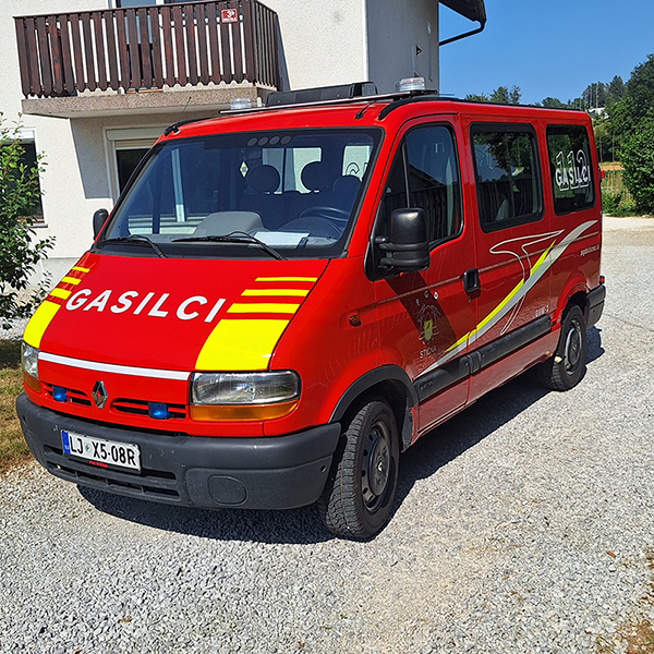 Oblikovanje dizajna in polepitev gasilskega vozila.